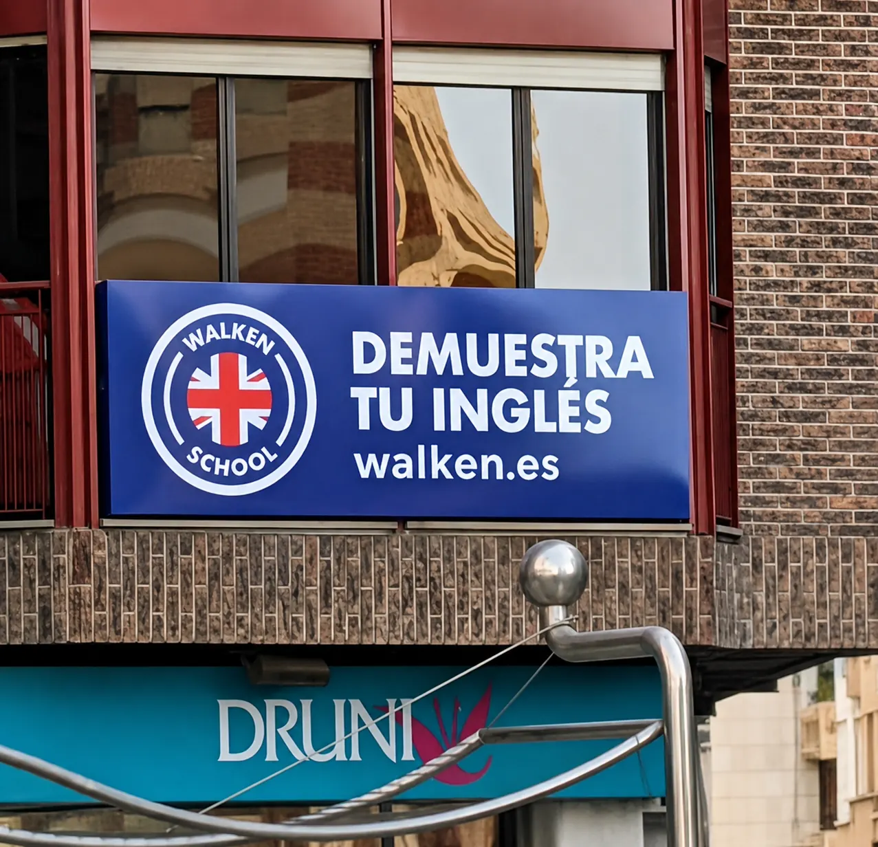 Fachada de Walken School, academia de inglés en Lorca